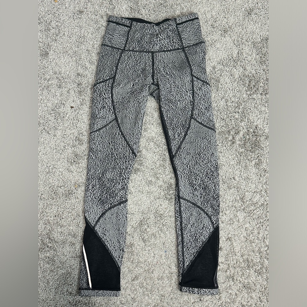 LULULEMON SIZE 4 LEGGINGS BLACK AND WHITE perfect condition